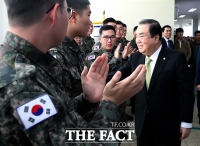 [TF포토] 장병들에게 박수 받는 문희상 국회의장