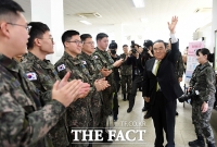 [TF포토] 손인사 하는 문희상 의장