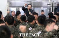 [TF포토] 장병들 격려하는 문희상 국회의장