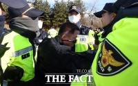 [TF포토] 경찰과 몸싸움 벌이는 아산 온양동 주민