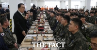 [TF포토] 장병들과 오찬하는 문희상 의장