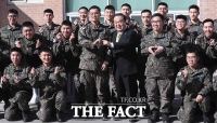 [TF포토] 장병들과 기념사진 촬영하는 문희상 의장