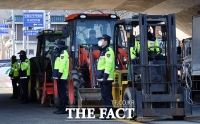 [TF포토] 농기계로 길 막은 아산 경찰인재개발원 앞