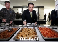 [TF포토] 자율배식 하는 문희상 의장