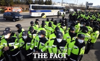 [TF포토] 아산 인재개발원 앞 대기중인 경찰병력