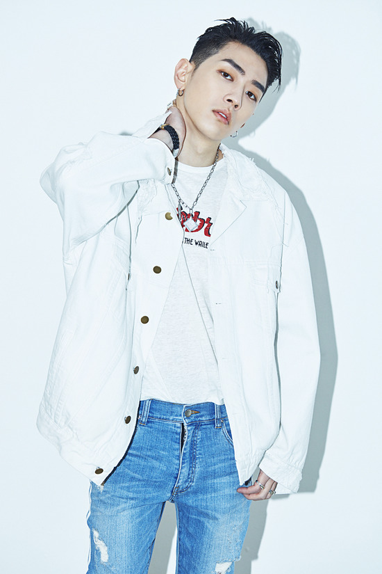 그레이(GRAY)가 국세청이 매년 선정하는 2020년 납세자의 날 포상후보자로 선정됐다. /AOMG 제공