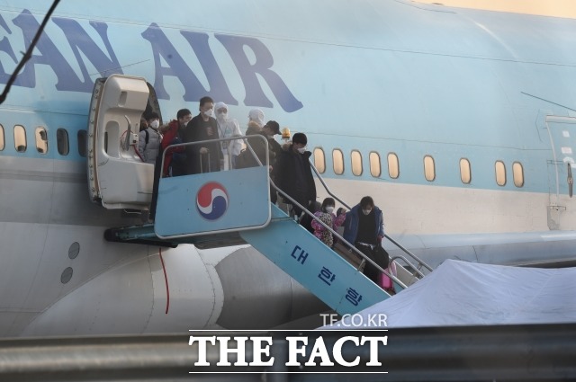 신종 코로나바이러스 감염증의 발원지인 중국 후베이성 우한과 인근 지역에 머물고 있는 교민과 유학생 등 367명을 태운 전세기가 31일 오전 서울 강서구 김포국제공항에 도착한 가운데 탑승자들이 하차를 하고 있다. / 김포국제공항=임세준 기자