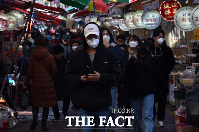 지난달 30일 우한 폐렴 확산 우려가 커지고 있는 가운데 서울 영등포구 대림중앙시장을 찾은 주민들이 마스크를 쓰고 거리를 걷는 모습. /남윤호 기자