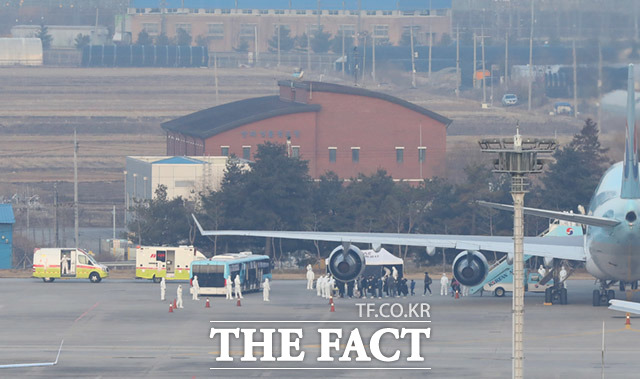 신종 코로나바이러스 감염증(우한 폐렴) 발원지로 봉쇄돼 있는 중국 후베이성 우한과 인근에서 철수하는 한국인 368명을 실은 정부 전세기가 31일 오전 서울 강서구 김포국제공항에 착륙해 교민들이 검역을 기다리고 있다. /김포국제공항=임세준 기자