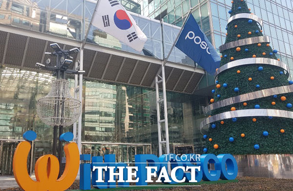 포스코는 중국 우한에 마스크와 손 소독제 등을 전달할 예정이다. /더팩트 DB