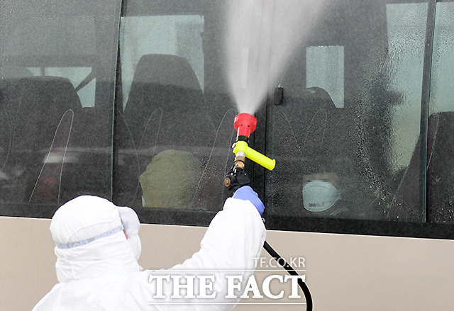 31일 국내 증시가 신종 코로나바이러스 등에 영향을 받아 일제히 하락했다. 신종 코로나 바이러스 감염증의 진원지로 알려진 중국 후베이성 우한에서 귀국한 교민 150여명을 태운 버스가 31일 오후 충북 진천군 국가공무원인재개발원으로 들어가는 가운데, 버스에 탑승한 한 어린이가 방역하는 모습을 지켜보고 있다. /이새롬 기자