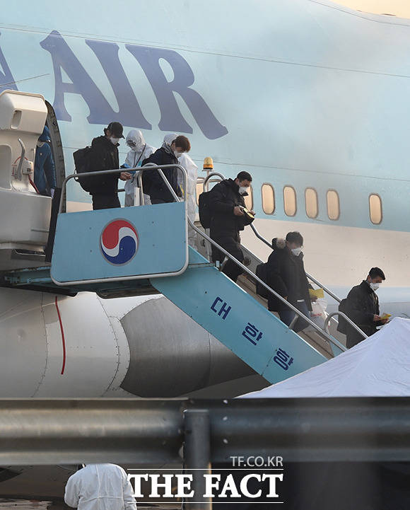 신종 코로나바이러스 감염증의 발원지인 중국 후베이성 우한과 인근 지역에 머물고 있는 교민과 유학생 등 367명을 태운 전세기가 31일 오전 서울 강서구 김포국제공항에 도착한 가운데 탑승자들이 하차를 하고 있다. / 김포국제공항=임세준 기자