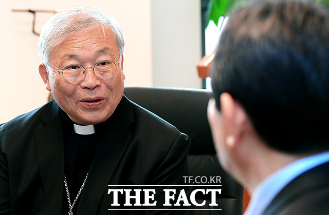 인사하는 염수정 추기경