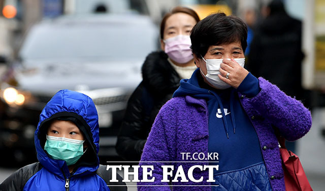 지난달 28일 우한 폐렴에 대한 우려가 커지고 있는 가운데 중국인들이 서울 중구 명동에서 마스크를 착용하고 거리를 걷고 있는 모습. /명동=이덕인 기자