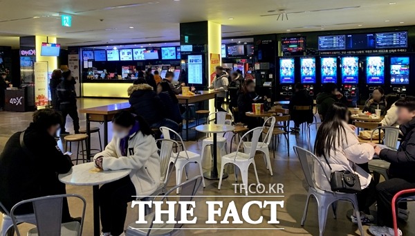 국내 우한 폐렴 5번째 확진자가 방문한 CGV 성신여대 입구점이 오는 2일까지 영업을 정지한다. 사진은 설 연휴 전일(23일) 한 CGV 내부 모습으로 이번 사건과 무관한 타 지점이다. /이민주 기자