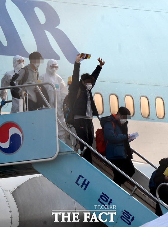 우한 폐렴 발생지인 중국 후베이성 우한시에 대한 지원 외에도 귀국한 교민들을 위한 기업들의 도움이 이어지고 있다. 사진은 중국 우한시와 인근에 거주하던 교민들이 비행기에서 내리고 있는 모습. /임세준 기자