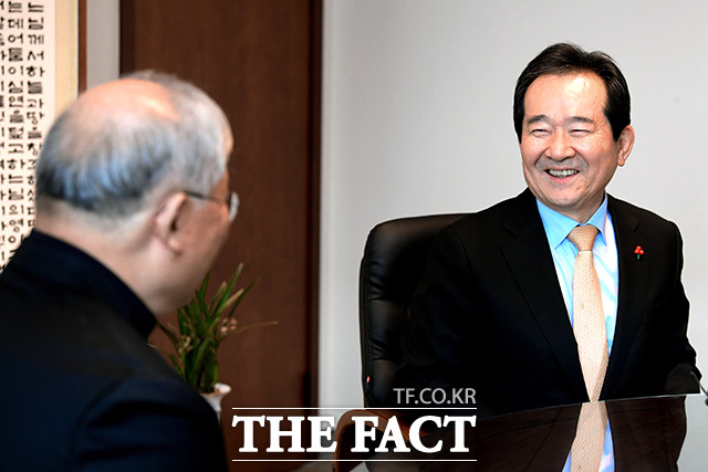 환한 미소로 화답하는 정세균 총리