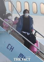 [TF포토] 아이 손잡고 전세기에서 내리는 우한 교민들