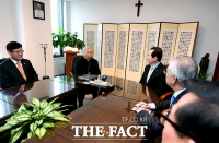 [TF포토] 염수정 추기경 예방한 정세균 총리