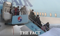  '우한 교민' 수송 책임진 대한항공 승무원…조원태 
