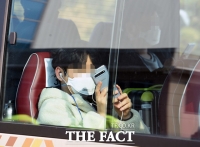 [TF포토] 취재진 사진 찍는 우한 교민