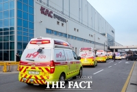 [TF포토] 김포공항으로 들어가는 구급차량들