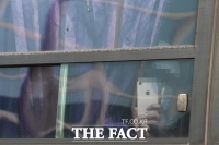 [TF포토] 취재진 바라보는 우한 교민