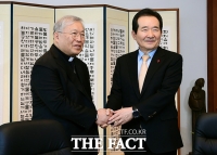 [TF포토] 한국천주교서울대교구청 찾은 정세균 총리