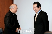 [TF포토] 미소짓는 정세균 총리와 염수정 추기경