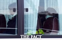 [TF포토] 마스크 쓰고 버스에 앉아 있는 우한 교민들