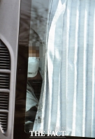 [TF포토] 바깥 상황 살피는 우한 교민