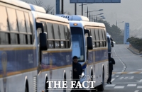 [TF포토] 만일 사태 대비해 버스 통로 마련된 아산 경찰인재개발원