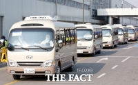 [TF포토] 교민 태우고 출발하는 버스행렬