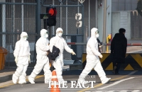 [TF포토] 공항 빠져나가는 방역요원들