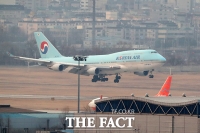 [TF포토] 김포공항 도착한 우한 교민 수송 전세기