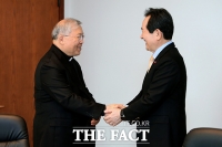 [TF포토] 악수하는 정세균 총리와 염수정 추기경