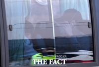 [TF포토] 취재진 바라보는 우한 교민들