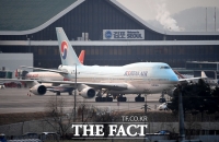 [TF포토] 우한 교민 태운 전세기 김포공항 도착