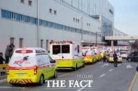 [TF포토] 우한 교민 이송 담당할 구급차량들