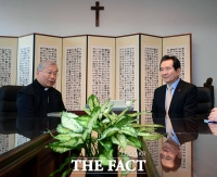[TF사진관] 명동성당에서 염수정 추기경 만난 정세균 총리