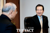 [TF포토] 염수정 추기경과 대화하는 정세균 총리