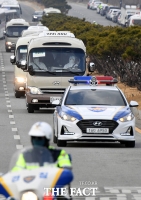 [TF포토] 줄지어 수용시설로 향하는 '우한 교민'들의 차량