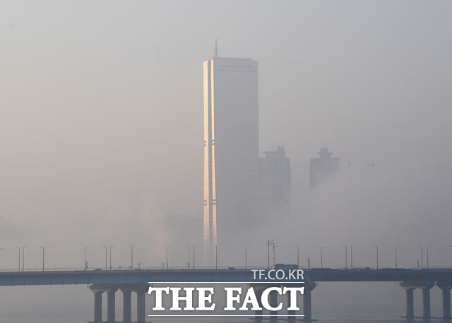 2일은 대기 정체와 국외 오염 물질 유입으로 미세먼지 농도가 높을 것으로 보인다. /더팩트 DB