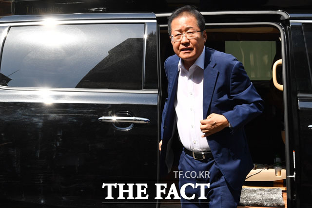 홍준표 전 자유한국당 대표가 1일 무소속 출마 의사는 없다고 밝혔다. 사진은 지난해 6월 유튜브 방송 홍카레오 촬영에 나선 홍 전 대표의 모습. /남윤호 기자