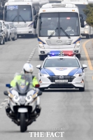 [TF포토] 경찰과 함께 아산 도착한 우한 2차 교민들