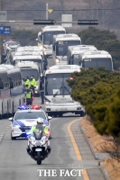 [TF포토] 아산 도착한 2차 교민 버스