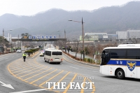 [TF포토] 아산 경찰인재개발원에 도착한 2차 우한 교민들