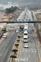 [TF포토] 아산 인재개발원 들어서는 2차 교민 버스