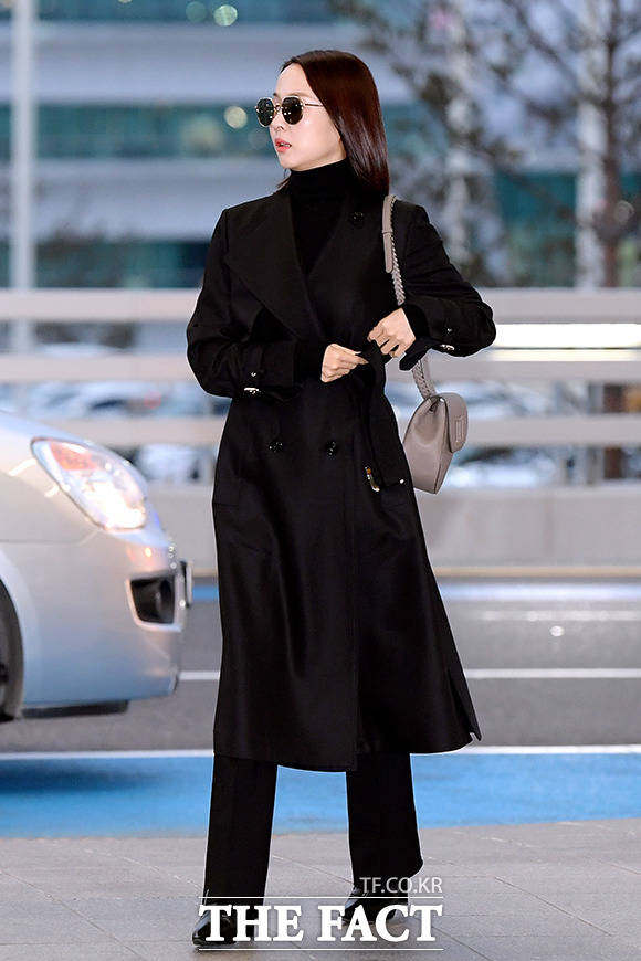 머리부터 발끝까지 단정한 올블랙 패션