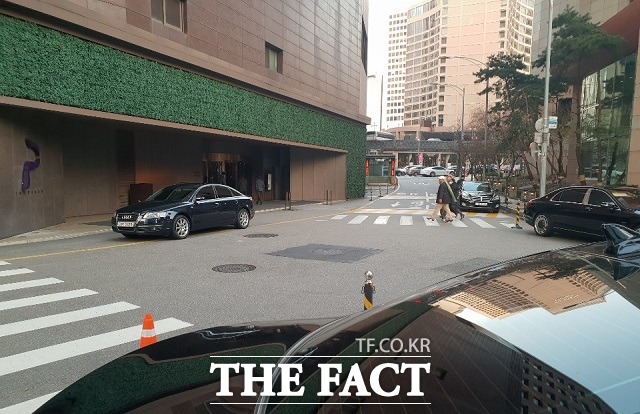 두 사람은 지난달 31일부터 정몽준 이사장이 주로 찾는 것으로 알려진 서울 중구 더플라자 호텔에 집회 신고를 하고 정 이사장을 기다리고 있다. /이한림 기자